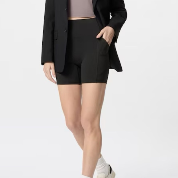 EXTRA STRETCH Uniqlo AIRism Biking Shorts with Pockets Women’s M - Picture 4 of 7